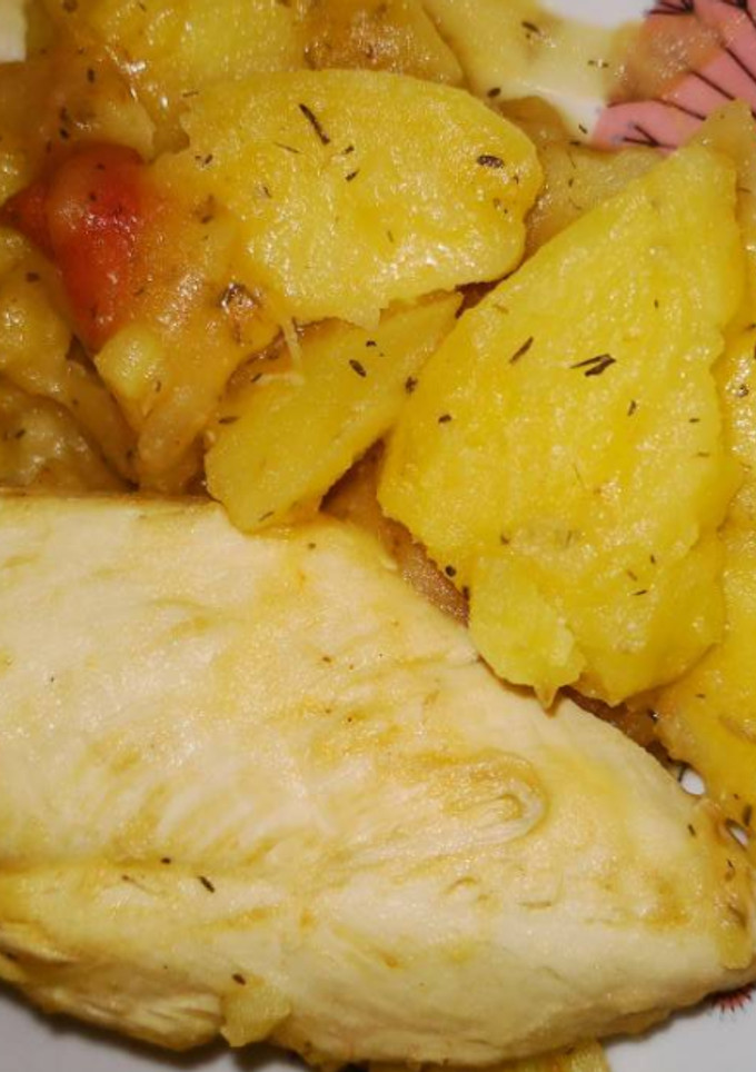 Una foto de Pollo con patatas al horno sin horno 😊