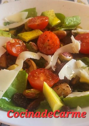 Una foto de Ensalada de Espinacas y Champiñones muy Colorida