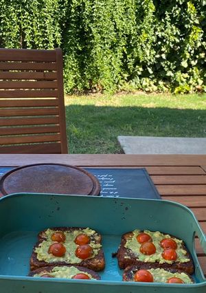 Una foto de Tostadas francesas con Palta y Cherry