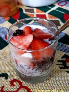 Hình của món Yogurt dâu hạt chia.