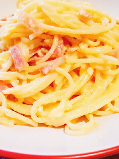 Una foto de Espaguetis Carbonara Receta Tradicional