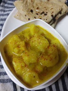 सरसों आलू की सब्जी (Sarson aloo ki sabzi recipe in Hindi) रेसिपी मुख्य फोटो