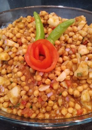A picture of Thellay walay aloo chana chaat.