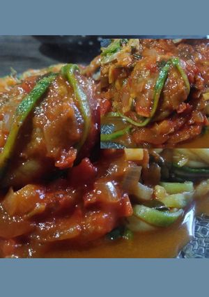Una foto de Fideos de zucchini con salsa vegetariana. 🌱