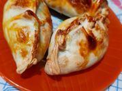 Una foto de empanadas de espinaca con queso