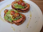 Una foto de bruschetta de palta