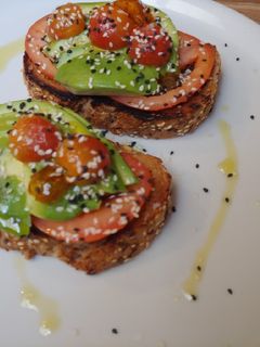 Una foto de Brusqueta de aguacate con salmón