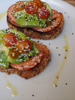 Una foto de Brusqueta de aguacate con salmón