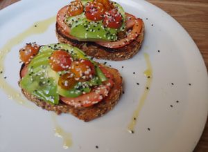 Foto principal de Brusqueta de aguacate con salmón