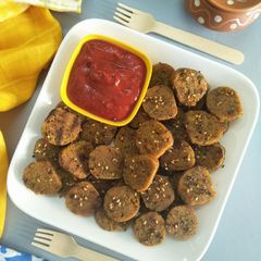 A picture of Doodhi methi muthiyas.