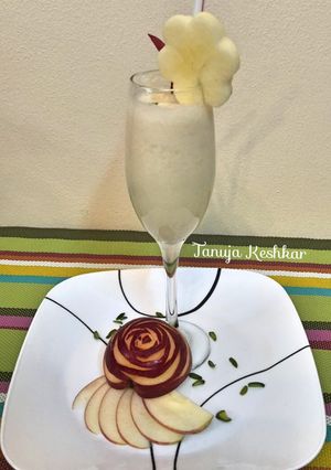A picture of Apple smoothie.