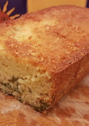 Una foto de Pan de maíz con poblano y elote