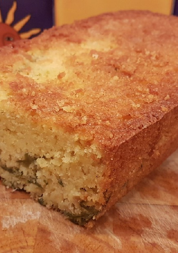 Una foto de Pan de maíz con poblano y elote