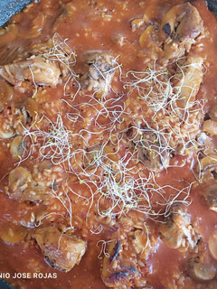 Una foto de Paella de conejo y mostaza