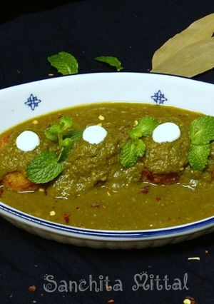 A picture of Sweet Potato and Oatmeal Koftas in Spinach Gravy.