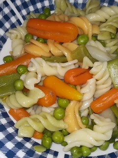 Una foto de Pasta rizada de vegetales, con menestra de la huerta