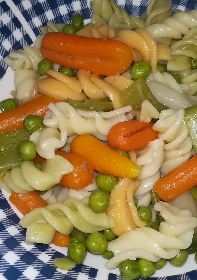 Una foto de Pasta rizada de vegetales, con menestra de la huerta