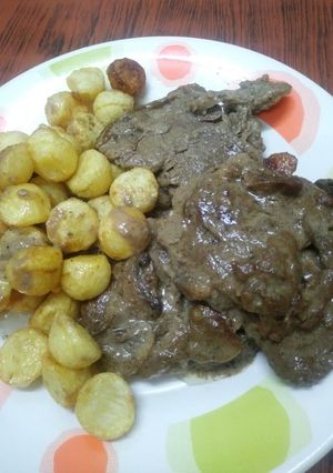 Una foto de Lomo con salsa de champiñones