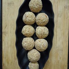 A picture of Gond laddu.