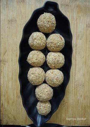 A picture of Gond laddu.