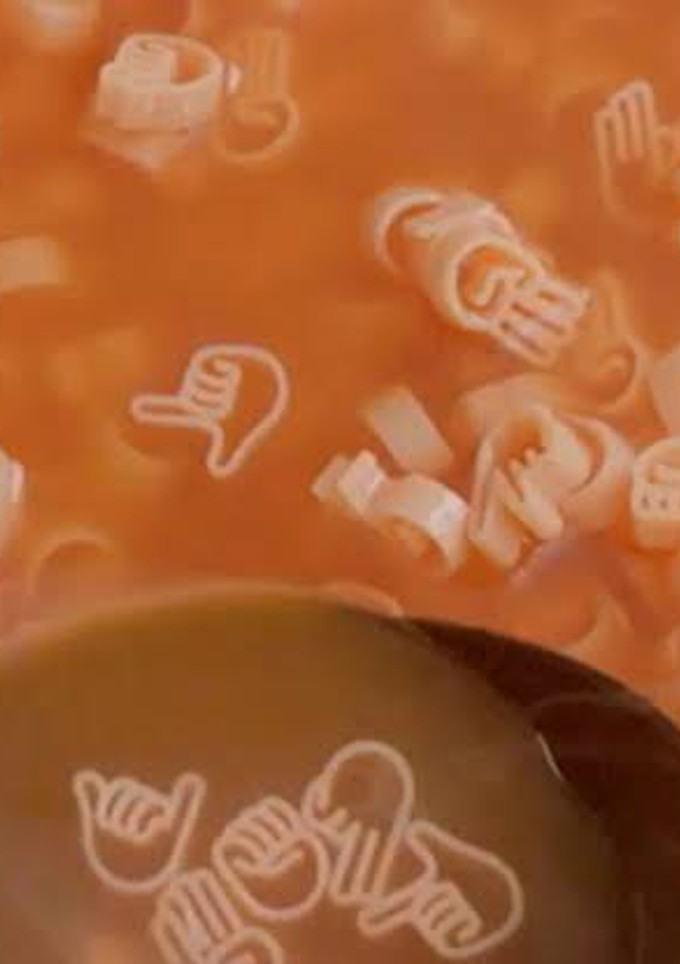 Una foto de Sopa con señas de la moderna con tomate natural y cilantro