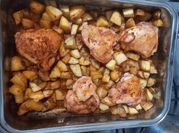 Una foto de condimentos para un pollo al horno