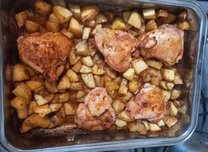 Una foto de Pollo al Horno con Papas con Salsa Fusión Gochujang