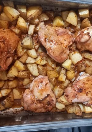 Una foto de Pollo al Horno con Papas con Salsa Fusión Gochujang