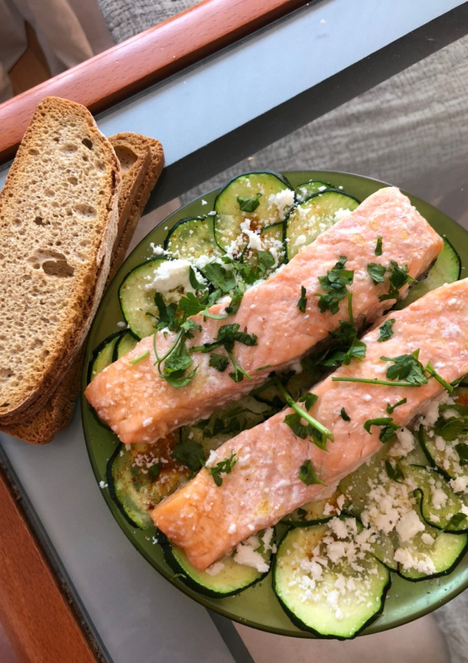 Una foto de Salmón con calabacín en microondas🍴