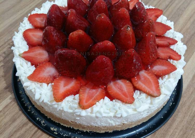 Resep Unbaked strawberry cheesecake Anti Gagal