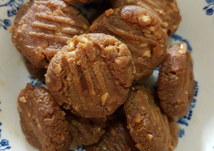 Langkah Mudah untuk Menyiapkan Peanut butter cookies keto yang Menggugah Selera