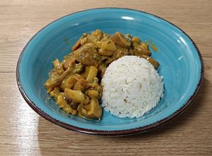 Una foto de Wok de sepia y champiñón Portobello con verduras en salsa satay de yogurt