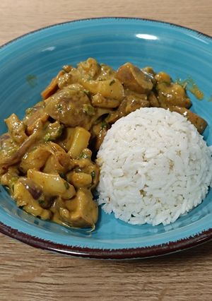 Una foto de Wok de sepia y champiñón Portobello con verduras en salsa satay de yogurt