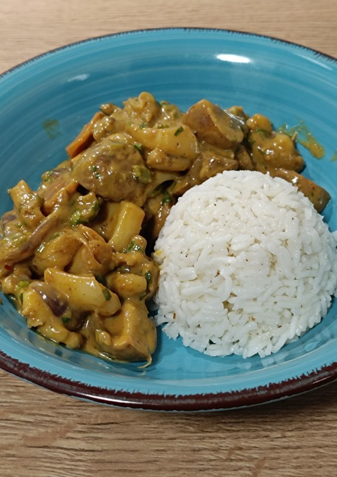 Una foto de Wok de sepia y champiñón Portobello con verduras en salsa satay de yogurt