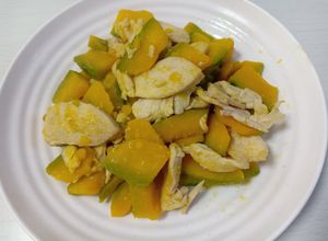 Hình của món Thịt gà xào bí đỏ.