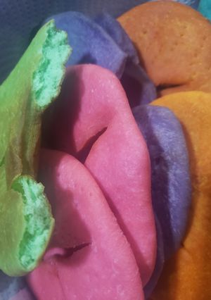 Una foto de Tortas fritas coloridas