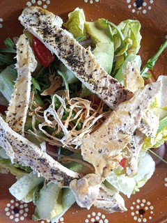 Una foto de Ensalada de lechuga y pollo 🥗🍗