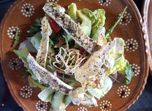 Una foto de Ensalada de lechuga y pollo 🥗🍗