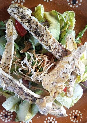 Una foto de Ensalada de lechuga y pollo 🥗🍗