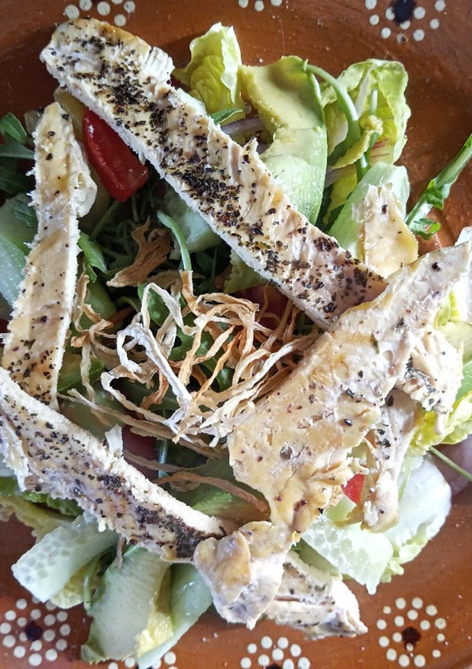 Una foto de Ensalada de lechuga y pollo 🥗🍗