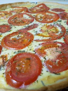 Una foto de Pastel salado de tomates y maíz
