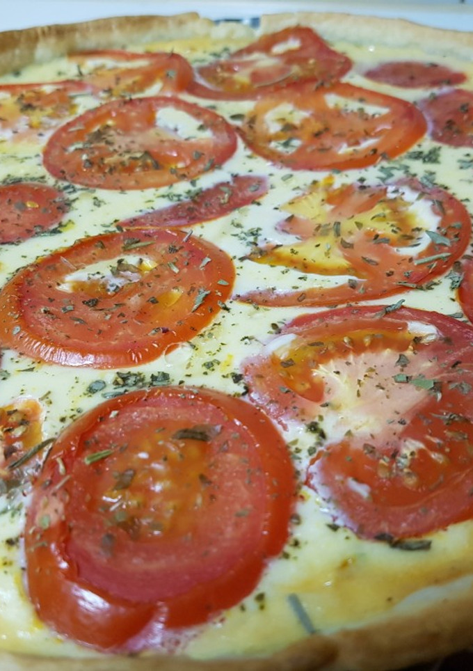 Una foto de Pastel salado de tomates y maíz