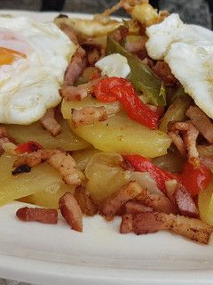 Una foto de Patatas a lo pobre con huevos y bacon