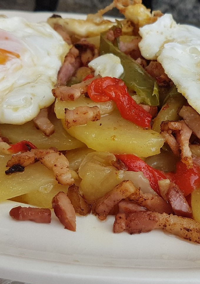 Una foto de Patatas a lo pobre con huevos y bacon