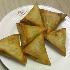 A picture of Chicken samosa.
