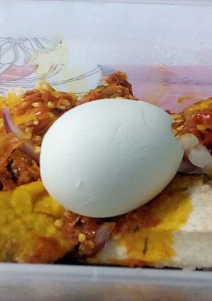 A picture of Roasted Yam and Peppered sauce.