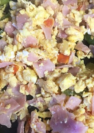 Una foto de Huevos con jamónDesayuno rápido 🙂