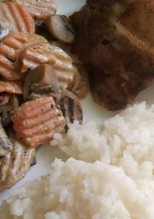Baconös csirkecomb rizzsel és tejszínes párolt zöldséggel recept fotója