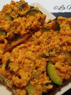 Foto principal de Huevos revueltos con calabacín y queso
