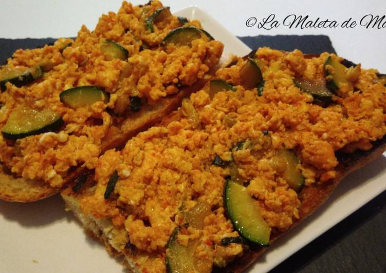 Huevos revueltos con calabacín y queso